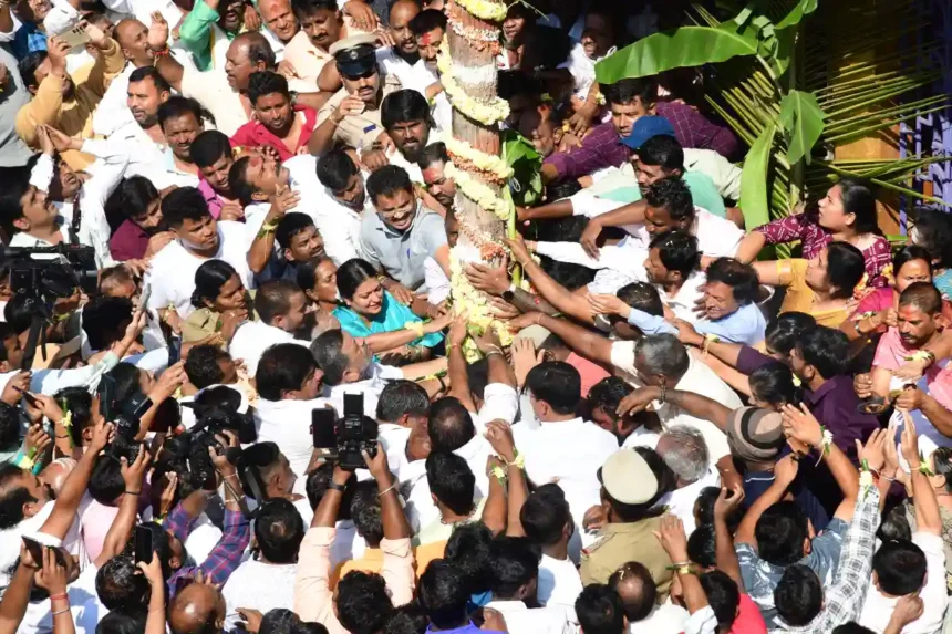 ನಗರದೇವತೆ ಶ್ರೀ ದುರ್ಗಾಂಭಿಕಾ ದೇವಿ ಜಾತ್ರಾಮಹೋತ್ಸವ : ಸಚಿವರು- ಸಂಸದರಿಂದ ಹಂದರಕಂಬದ ಪೂಜೆ